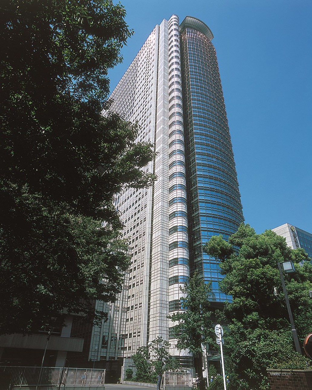 東レ建設 大阪本社の外観