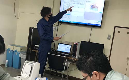 モニターに災害事例を表示し説明