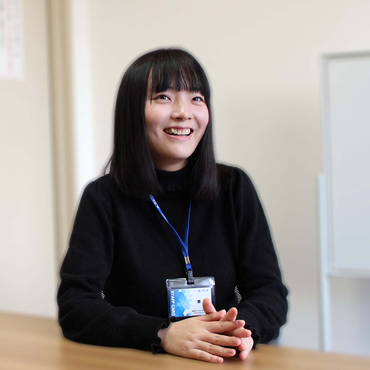 社員紹介:費 思嘉(インタビュー写真01)